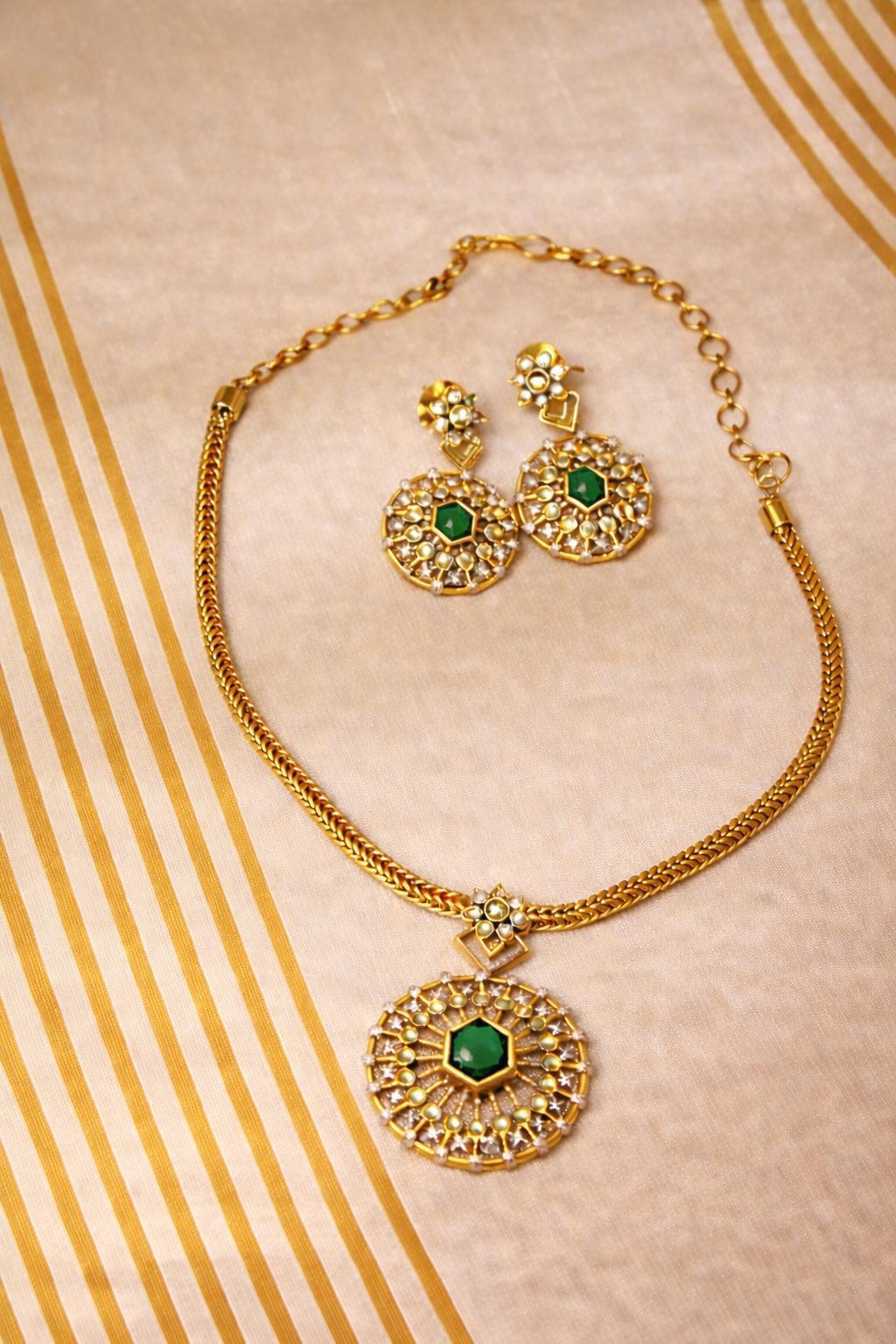 A D WHITE & GREEN PREMIUM PENDANT NECKLACE WITH EARRINGS