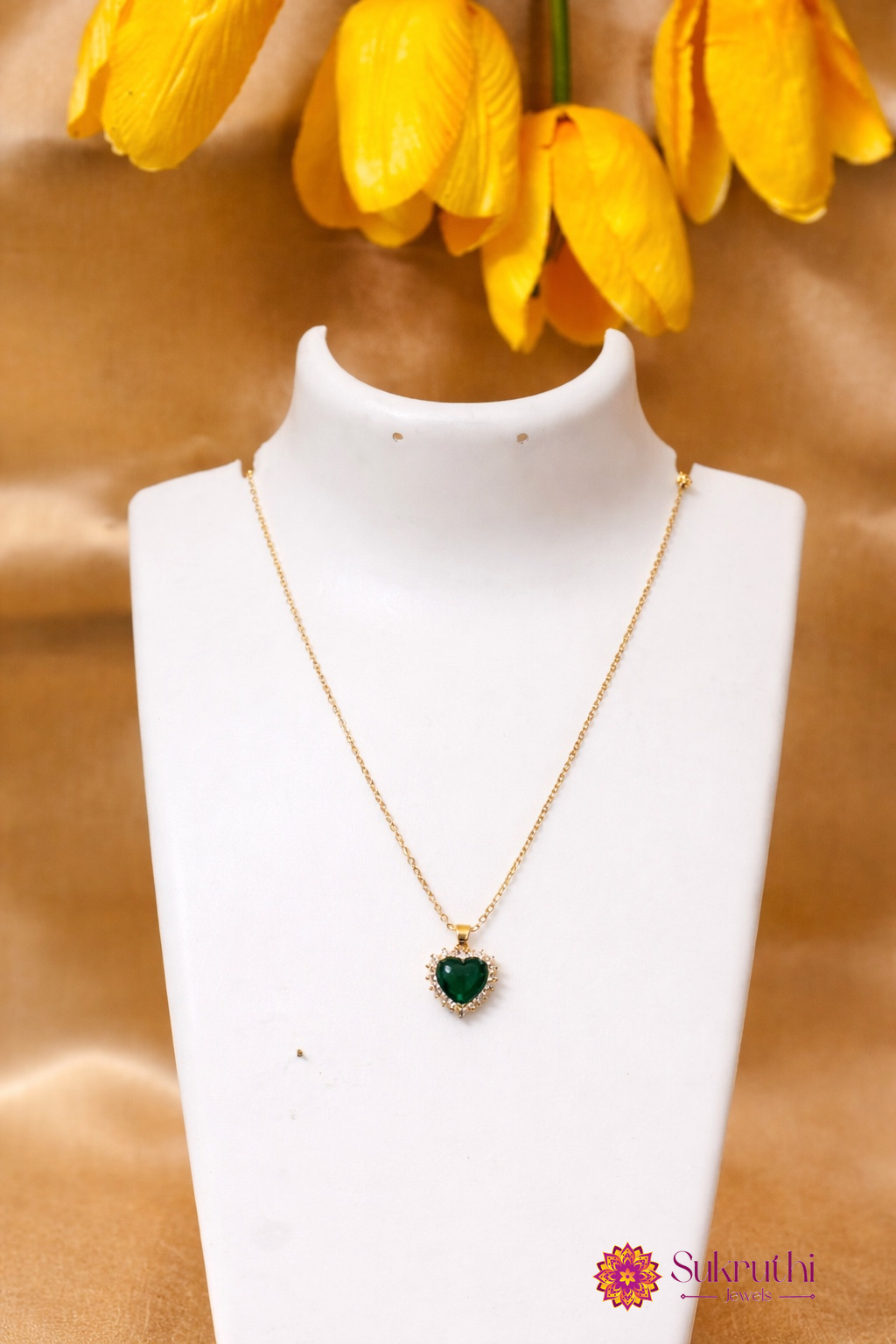 SLEEK & ELEGANT EMARALD PENDANT WITH CHAIN