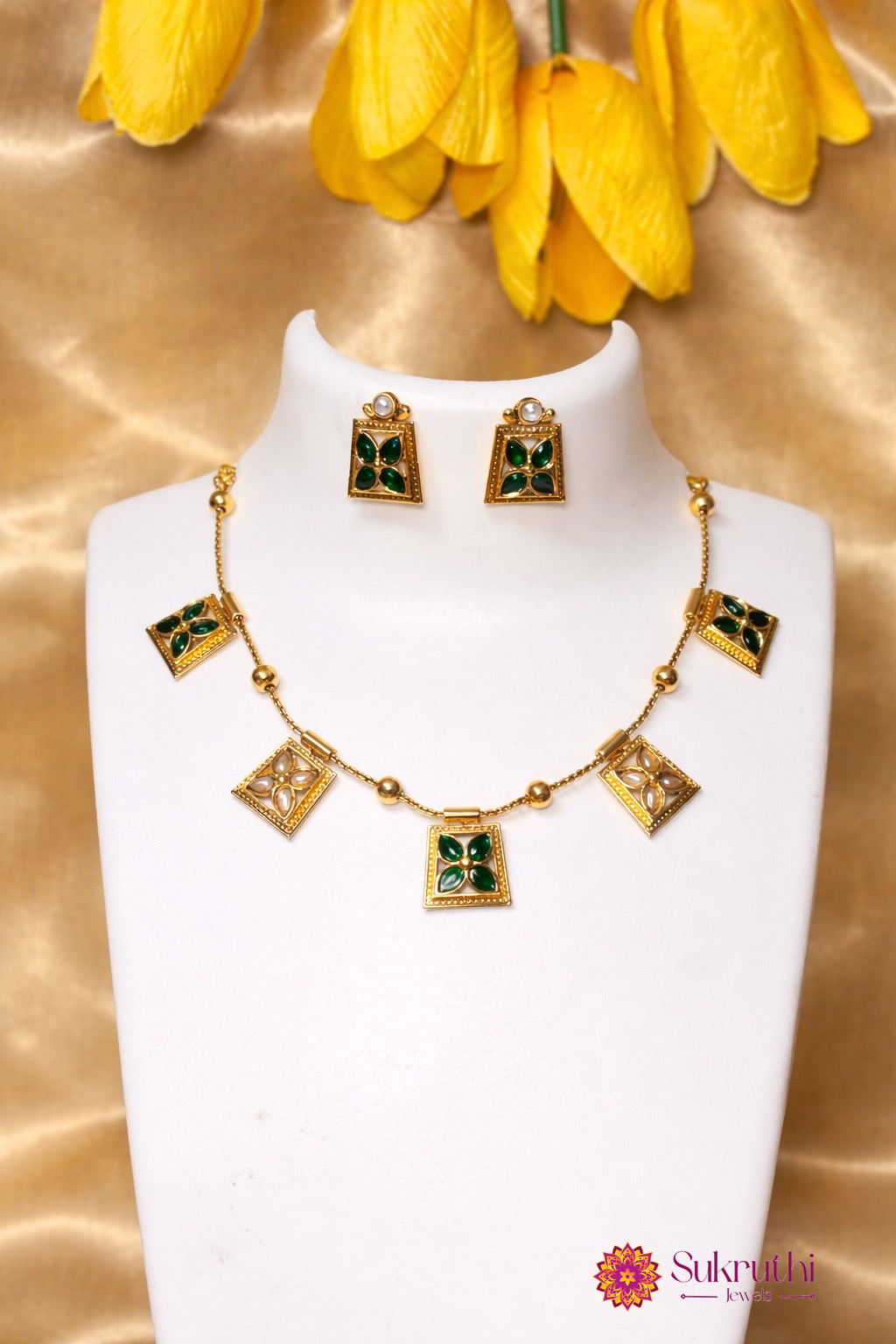 SQUARE FLOWER CHARMGREEN & WHITE WITH STUDS
