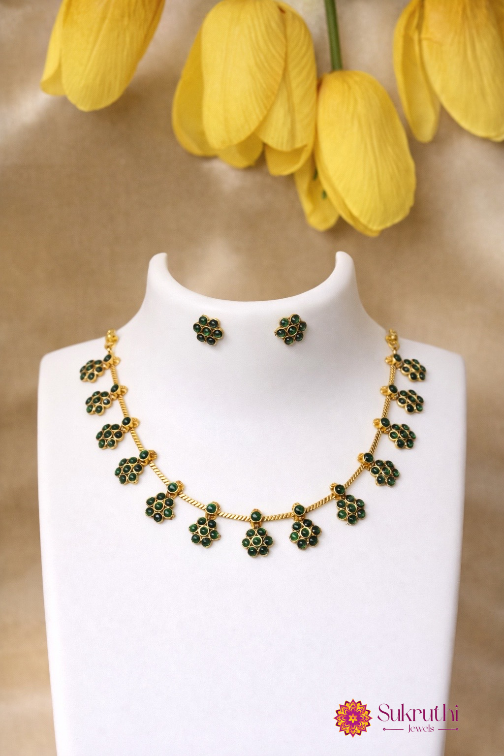 KEMP FLOWER GREEN NECKLACE WITH EARRINGS