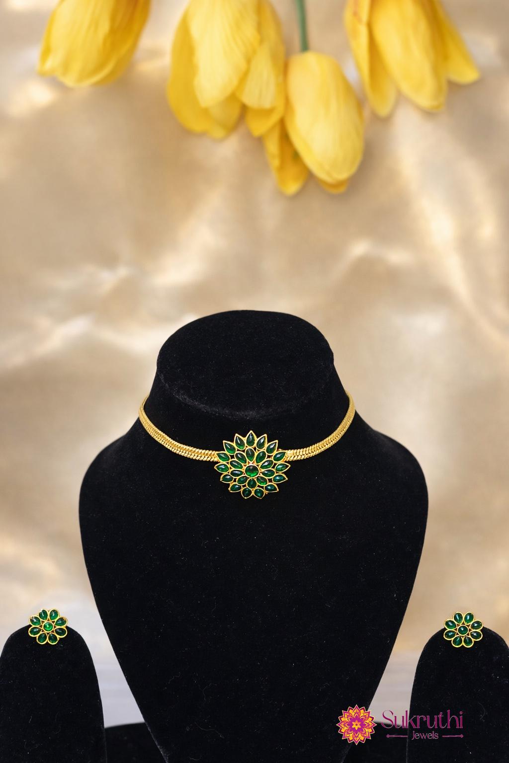 SINGLE FLOWER CHOKER EMARALD WITH STUDS